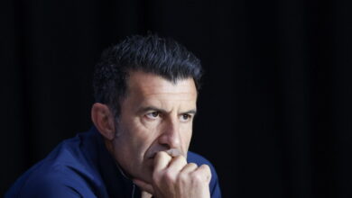 Φίγκο-για-Ινφαντίνο:-Πρέπει-να-φύγει-τώρα,-δεν-είναι-αργά-για-να-σωθεί-το-ποδόσφαιρο