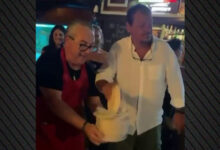 Ο-Αταμάν-έσπασε-πιάτα-ακούγοντας-Άννα-Βίσση-σε-ταβέρνα-στην-Σύμη,-δείτε-βίντεο