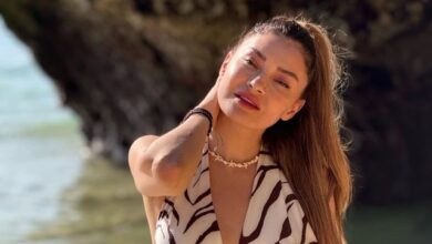h-Αποστολία-Ζώη-φωτογραφίζεται-στην-παραλία-«χαρούμενη,-γεμάτη-αλμύρα»