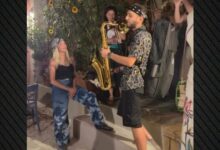Η-Άννα-Βίσση-απόλαυσε-μπάντα-που-έπαιξε-Τσιτσάνη-σε-δρόμο-στο-Φισκάρδο,-δείτε-βίντεο