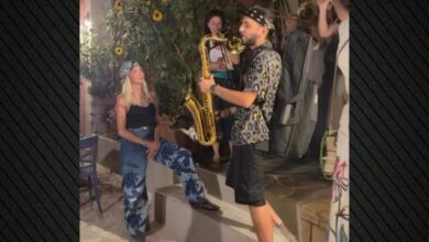 Η-Άννα-Βίσση-απόλαυσε-μπάντα-που-έπαιξε-Τσιτσάνη-σε-δρόμο-στο-Φισκάρδο,-δείτε-βίντεο