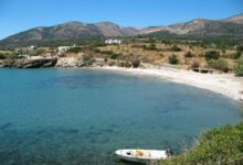 Νάξος:-Ιστιοφόρο-με-έξι-επιβαίνοντες-προσάραξε-σε-βραχώδη-βυθό-στη-Μουτσούνα