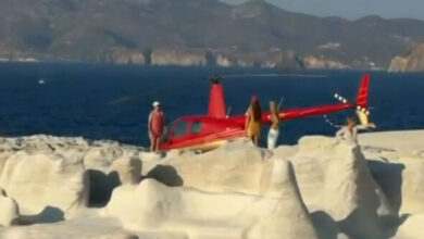 Ελικόπτερο-«πάρκαρε»-στο-Σαρακήνικο-για-να-κάνουν-μπάνιο-οι-επιβάτες-του,-δείτε-βίντεο