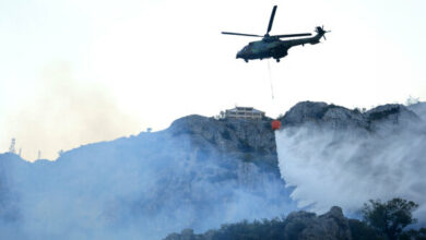 Μαίνεται-η-μεγάλη-φωτιά-στα-Τίρανα,-έφτασε-μία-ανάσα-από-σπίτια,-εκκενώθηκαν-χωριά,-δείτε-βίντεο