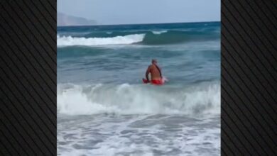 Ναυαγοσώστης-έδωσε-μάχη-με-τα-κύματα-για-να-σώσει-γυναίκα-σε-παραλία-των-Χανίων,-δείτε-βίντεο