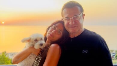 Ο-Λευτέρης-Πανταζής-και-η-Κόνι-Μεταξά-φωτογραφίζονται-αγκαλιά-με-φόντο-το-ηλιοβασίλεμα