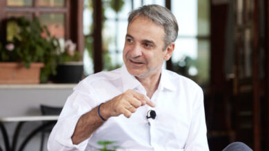 Μικροατύχημα-για-τον-Μητσοτάκη-στα-Χανιά,-χτύπησε-τον-ώμο-του