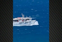 Βίντεο:-Η-«μάχη»-του-Σκοπελίτη-με-τα-κύματα-στο-Αιγαίο