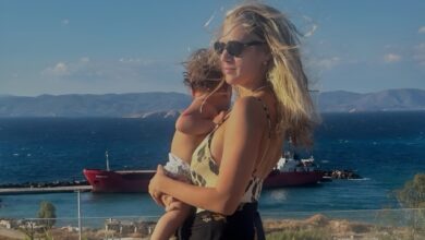 Η-Τζένη-Θεωνά-φωτογραφήθηκε-αγκαλιά-με-τον-γιο-της-μπροστά-στη-θάλασσα