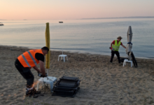 «Ρεζερβέ»-στην-αμμουδιά-με…-αλυσίδες:-Ξήλωσαν-100-ομπρέλες-και-ξαπλώστρες-από-παραλία-της-Χαλκιδικής