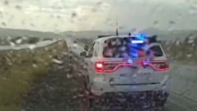 Η-στιγμή-που-αυτοκίνητο-καρφώνεται-σε-περιπολικά-σε-αυτοκινητόδρομο-των-ΗΠΑ