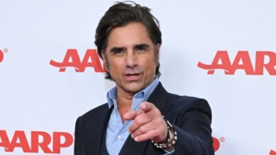 Ο-Τζον-Στάμος-γιόρτασε-τα-63α-γενέθλιά-του-ποζάροντας-γυμνός-στο-instagram