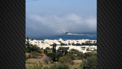 Η-στιγμή-που-καράβι-«χάνεται»-μέσα-στην-ομίχλη-στο-λιμάνι-της-Πάρου,-δείτε-βίντεο