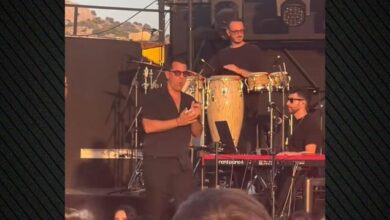 Ο-Θοδωρής-Φέρρης-έφαγε-μπέργκερ-κατά-τη-διάρκεια-συναυλίας-του-στη-Ρόδο,-δείτε-βίντεο
