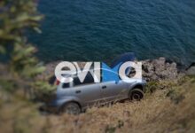Τροχαίο-στην-Χαλκίδα:-Αυτοκίνητο-κατέληξε-στα-βράχια,-δείτε-φωτογραφίες