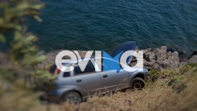 Τροχαίο-στην-Χαλκίδα:-Αυτοκίνητο-κατέληξε-στα-βράχια,-δείτε-φωτογραφίες