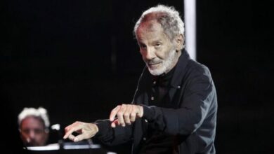 Σταύρος-Ξαρχάκος:-Παρουσιάζει-τα-ερωτικά-τραγούδια-του-με-ηλεκτρικό-ήχο-στο-Θέατρο-Λυκαβηττού