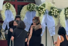 Συντετριμμένη-η-σύζυγος-του-Δημήτρη-Κόκοτα-στο-τελευταίο-αντίο