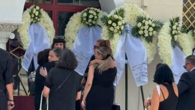 Συντετριμμένη-η-σύζυγος-του-Δημήτρη-Κόκοτα-στο-τελευταίο-αντίο
