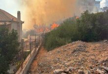 Συνελήφθη-38χρονη-για-την-πυρκαγιά-στη-Σαρωνίδα,-ξεκίνησε-από-ανάφλεξη-αυτοκινήτου