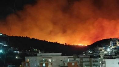 Μεγάλη-φωτιά-κοντά-στη-Χειμάρρα:-Απειλούνται-κατοικημένες-περιοχές,-εκκενώσεις-από-τον-δήμαρχο
