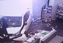 Αυτοκίνητο-«μπούκαρε»-σε-φαρμακείο-στη-Νέα-Μάκρη,-δεν-υπήρξαν-τραυματισμοί,-δείτε-βίντεο