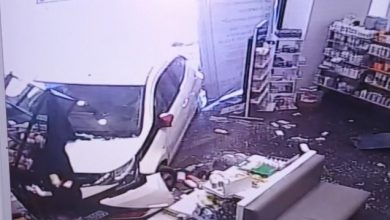 Αυτοκίνητο-«μπούκαρε»-σε-φαρμακείο-στη-Νέα-Μάκρη,-δεν-υπήρξαν-τραυματισμοί,-δείτε-βίντεο