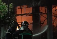 Μεγάλη-φωτιά-σε-παλαιοπωλείο-και-κατάστημα-με-υφάσματα-στον-Πειραιά,-δείτε-βίντεο