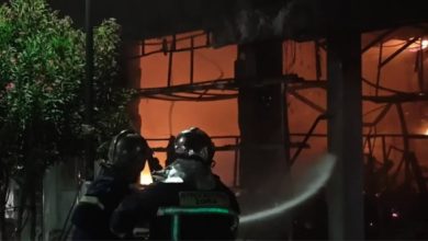 Μεγάλη-φωτιά-σε-παλαιοπωλείο-και-κατάστημα-με-υφάσματα-στον-Πειραιά,-δείτε-βίντεο