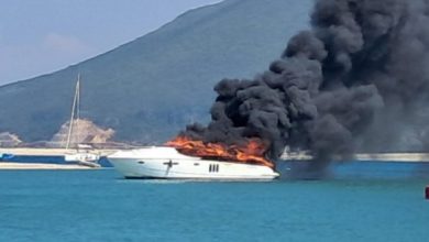 Θαλαμηγός-τυλίχθηκε-στις-φλόγες-στη-Λευκάδα:-Διασώθηκαν-οι-τρεις-επιβαίνοντες,-δείτε-βίντεο