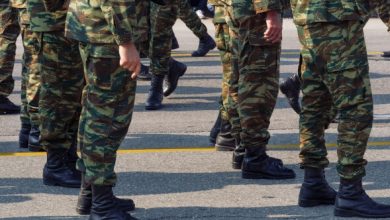 Ένστολοι:-Ποιοι-κερδίζουν-από-το-νέο-μισθολόγιο-και-πόσο-αυξάνονται-οι-αποδοχές