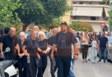 Η-οικογένεια-του-Γιώργου-Μαζωνάκη-στην-Αγία-Τριάδα-στη-Νίκαια,-βίντεο
