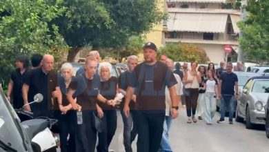 Η-οικογένεια-του-Γιώργου-Μαζωνάκη-στην-Αγία-Τριάδα-στη-Νίκαια,-βίντεο