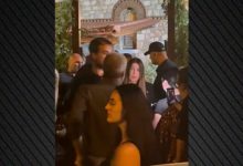 Συντετριμμένη-η-Άντζελα-Δημητρίου-στη-λαϊκή-αγρυπνία-για-τον-Γιώργο-Μαζωνάκη,-δείτε-βίντεο