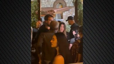Συντετριμμένη-η-Άντζελα-Δημητρίου-στη-λαϊκή-αγρυπνία-για-τον-Γιώργο-Μαζωνάκη,-δείτε-βίντεο