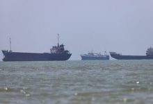 Οι-ΗΠΑ-λένε-πως-«ανοίγουν»-τα-Στενά-του-Ορμούζ,-ωστόσο-το-πετρέλαιο-ξεπέρασε-τα-107-δολάρια