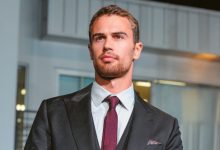 Θα-είναι-Έλληνας-ο-νέος-Τζέιμς-Μποντ;-Ο-Τέο-Τζέιμς-προβάρει-το-σμόκιν-του-Πράκτορα-007