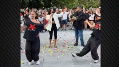 Βίντεο:-Η-Αναστασία-τραγούδησε-στο-Σύνταγμα,-της-πετούσαν-γαρύφαλλα-στην-πλατεία