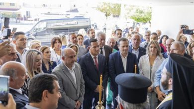 Με-λουλούδια-υποδέχθηκαν-τον-Άδωνη-Γεωργιάδη-στο-Νοσοκομείο-Τρικάλων