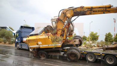 Μπουλντόζα-έφυγε-πάνω-από-νταλίκα-που-«δίπλωσε»-στη-λεωφ.-Βουλιαγμένης,-δείτε-βίντεο