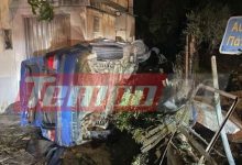 Πάτρα:-Αυτοκίνητο-«καρφώθηκε»-σε-αυλή-σπιτιού-και-έπιασε-φωτιά,-ο-οδηγός-εγκατάλειψε-το-σημείο
