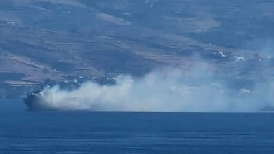 Σε-ύφεση-η-φωτιά-που-ξέσπασε-εν-πλω-στο-πλοίο-«blue-carrier-2»,-παραμένει-ανοιχτά-της-Τήνου