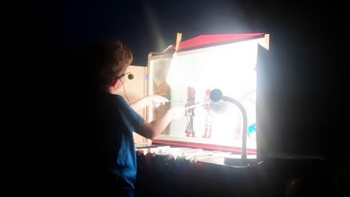 Καραγκιοζοπαίχτης-ετών-9:-Ο-μικρός-Γιάννης-από-το-Ρέθυμνο-που-ζωντανεύει-τον-μπερντέ