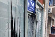 Επίθεση-στα-γραφεία-της-ΝΔ-στην-Κυψέλη,-έσπασαν-τζάμια-και-πέταξαν-μπογιές