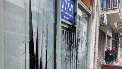 Επίθεση-στα-γραφεία-της-ΝΔ-στην-Κυψέλη,-έσπασαν-τζάμια-και-πέταξαν-μπογιές