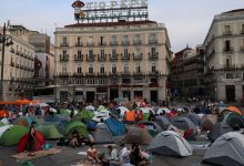 «Καμία-άλλη-Μαρικάρμεν»,-εκατοντάδες-διαδηλωτές-κατασκήνωσαν-σε-πλατεία-στην-καρδιά-της-Μαδρίτης