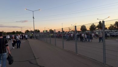 Έντονη-παρουσία-Ελλήνων-στο-ματς-με-τη-Γερμανία,-μεγάλες-ουρές-έξω-από-το-γήπεδο,-βίντεο