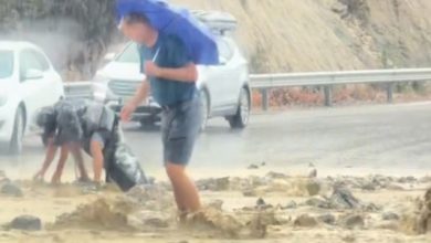 Κατολισθήσεις-«έκοψαν»-δρόμους-στο-Λασίθι,-οδηγοί-απομάκρυναν-τις-πέτρες-με-τα-χέρια-τους