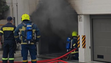 Αναστάτωση-στην-περιοχή-της-Ακρόπολης:-Φωτιά-σε-υβριδικό-όχημα-μέσα-σε-πάρκινγκ,-δείτε-βίντεο
