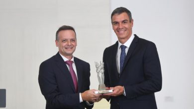 Ο-Δούκας-απένειμε-στον-Σάντσεθ-το-Βραβείο-Δημοκρατίας-της-Πόλης-των-Αθηνών-2026